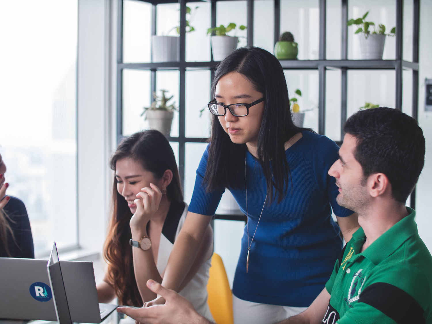 Teilnehmer:innen befinden sich in einem Programmier Worskshop