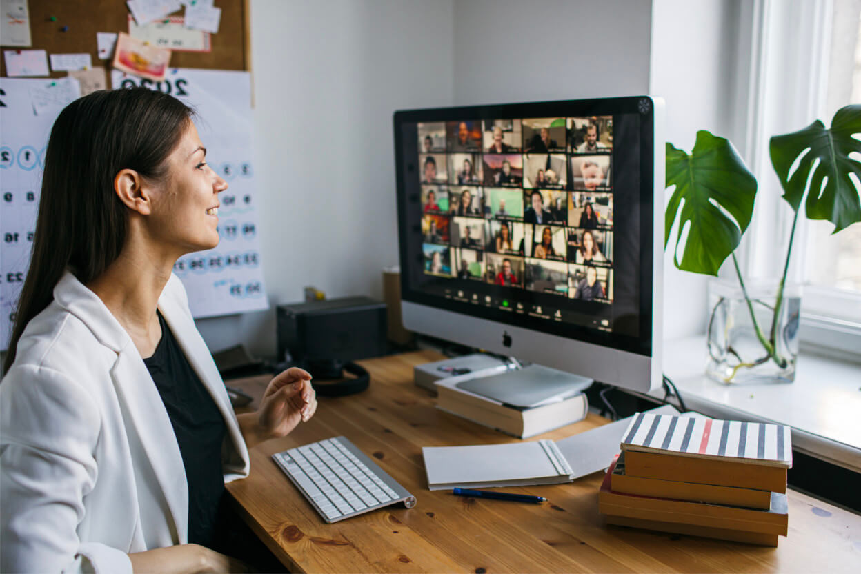 Eine Teilnehmende sitzt im Home-Office und nimmt an einer unserer Schulungen teil.